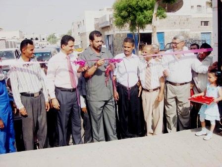 د. الجفري اثناء افتتاحه احدى الحدائق أمس